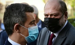 Le ministre de l'Intérieur Gérald Darmanin et le ministre de la Justice Eric Dupond-Moretti visitent un commissariat à Saint-Denis le 28 mai 2021