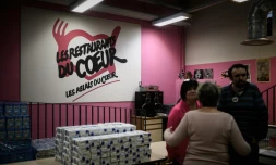 Des bénévoles des Restos du coeur se préparent le 26 novembre 2019 à Paris pour le lancement de la campagne d'hiver