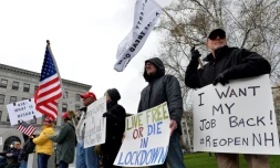 Des centaines de personnes ont manifesté contre le confinement devant le Parlement de Concord, dans le New Hampshire, le 18 avril 2020