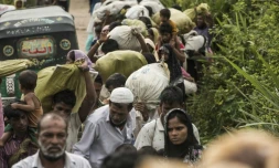 Des réfugiés rohingyas à Teknaf, au Bangladesh, en route vers un camp de réfugiés, le 5 octobre 2017 
