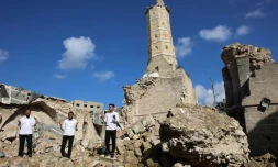 Des fidèles musulmans prient au milieu des décombres et des ruines d'une partie détruite de la mosquée historique d'Omari à Gaza, le premier jour du ramadan, le 1er mars 2025