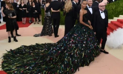 Zoe Saldana à son arrivée au gala du Metropolitan Museum le 2 mai 2016 à New York