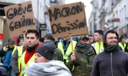 Des "gilets jaunes" défilent au Mans, le 12 janvier 2019