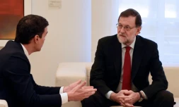 Le Premier ministre espagnol Mariano Rajoy (d) s'exprime avec Pedro Sanchez, leader des socialistes, le 23 décembre 2015 à Madrid