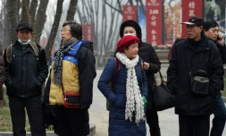 Des partisans du défenseur des droits de l'homme Pu Zhiqiang attendent le 22 décembre 2015 près du tribunal de Pékin où l'avocat a été condamné à trois ans de prison avec sursis 