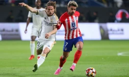 L'attaquant français de l'Atlético Madrid Antoine Griezmann (d) à la lutte avec le milieu du Real Luka Modric, le 10 janvier 2024 à Ryad