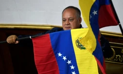 La président de l'Assemblée nationale constituante (ANC), Diosdado Cabello, brandit un drapeau du Venezuela lors d'une session, le 12 août 2019 à Caracas