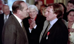 Gérard Depardieu reçoit la Légion d'honneur des mains du président Jacques Chirac, à Paris le 2 mai 1996