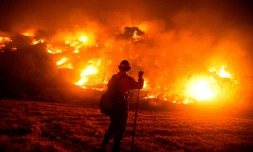Un pompier lutte contre les flammes Ă Monrovia, prĂšs de Los Angeles, en Californie, le 15 septembre 2020