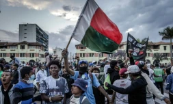 Rassemblement à Antananarivo après le discours de membres d'une section de l'armée malgache qui ont pris le parti des manifestants opposés au gouvernement, le 11 octobre 2025 à Madagascar