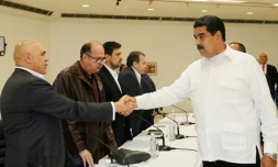 Le président Nicolas Maduro et l'un des plus hauts responsables de l'opposition, Jesus Torrealba, à l'ouverture d'une réunion le 30 octobre 2016 à Caracas 