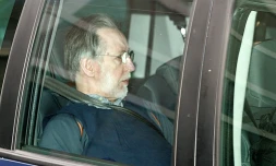Le tueur en série Michel Fourniret arrive au Palais de Justice de Charleville-Mézieres, dans le nord de la France, le 16 avril 2008