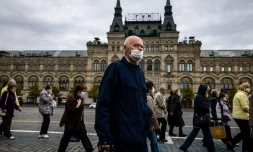 Un passant sur la Place rouge Ă Moscou, le 7 octobre 2020