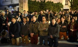 Chants et prières pendant que Notre-Dame brûle, à Paris, le 15 avril 2019