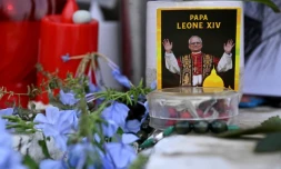 Des fleurs, des bougies et une photo du pape LĂ©on XIV dĂ©posĂ©es au pied de la statue de Jean-Paul II, devant lâhĂŽpital Gemelli Ă Rome oĂč le pape LĂ©on XIV est en convalescence, le 17 octobre 2026