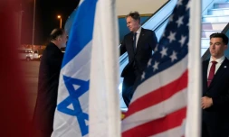 Le secrétaire d'Etat américain Antony Blinken (au centre) arrive à Tel Aviv, le 26 mars 2022