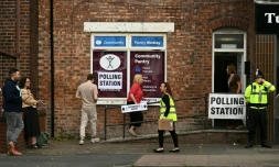 Des électeurs arrivent pour voter à l'élection partielle de Makerfield, dans le nord-ouest de l'Angleterre, dans un bureau de vote installé dans un centre communautaire à Hindley, le 18 juin 2026
