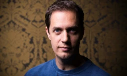 Grand Corps Malade pose en 2014 à Paris