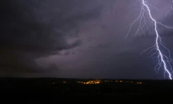 Météo-France a placé mardi le Gard et l'Hérault en vigilance absolue, en raison d'"orages stationnaires" et de volumes de précipitations exceptionnels, tandis que 25 départements du Centre-Est et du Nord-Est restent en vigilance orange aux orages mardi soir