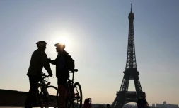 Deux cyclistes discutent devant la tour Eiffel avant de participer à la "journée sans voiture" organisée par la mairie de Paris, le 27 septembre 2015