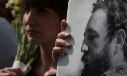 Une femme tient un portrait de Fidel Castro lors d'un rassemblement devant l'ambassade de Cuba à Mexico, le 27 novembre 2016