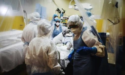 Des personnels soignants s'occupent d'un patient en soins intensifs à l'hôpital franco-britannique de Levallois-Perret, au nord de Paris, le 9 avril 2020