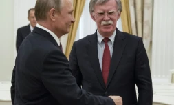 Le président russe Vladimir Poutine (gauche) reçoit John Bolton (droite), conseiller du président américain Donald Trump, le 27 juin 2018 au Kremlin