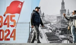 Des personnes flannent sur la place Rouge décorée à l'occasion du 79e anniversaire de la victoire de l'Union soviétique sur l'Allemagne nazie, le 23 avril 2024 à Moscou