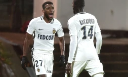 Le Monégasque Thomas Lemar (g) buteur sur coup franc, félicité par son coéquipier Tiémoué Bakayoko, le 18 novembre 2016 à Lorient