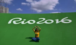 Une volontaire pose sur le site du BMX à Rio, le 4 août 2016