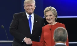 Hillary Clinton (D) serre la main de son rival à la Maison Blanche, Donald Trump (G) avant l'ouverture du débat