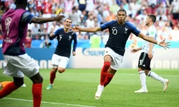 L'attaquant vedette de l'équipe  de France Kylian Mbappé exulte après avoir inscrit le 3e but des Bleus contre l'Argentine au Mondial, le 30 juin 2018 à Kazan