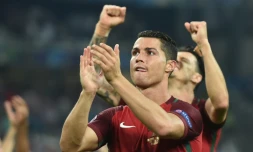L'attaquant Cristiano Ronaldo applaudit les supporteurs après la victoire du Portugal face à la Pologne en quarts de finale de l'Euro au Vélodrome, le 30 juin 2016