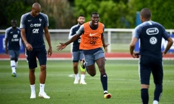 Paul Pogba (chasuble orange) participe à un entraînement des Bleus au centre du football de Clairefontaine, le 30 mai 2018