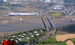 La rivière des galets.La nationale 1 se scinde en deux ponts qui enjambent la rivière des Galets séparant la commune du Port et celle de Saint-Paul