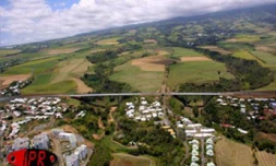 Ouvrages d'art sur la N2.Pour contourner la ville de Sainte-Marie, il a fallu franchir les ravines en construisant des ponts dont la hauteur dépasse parfois 100 mètres