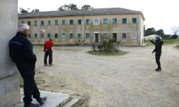 Des détenus jouent à la pétanque, le 9 février 2018 au centre pénitentaire de Casabianda, à 70 km au Sud de Bastia