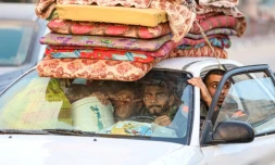 Des Palestiniens du camp de réfugiés de Bureij arrivent à Deir al-Balah, dans le centre de la bande de Gaza, après un ordre d'évacuation israélien le 22 décembre 2023