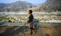 Hkara, une habitante du village Mae Sam Laep issue de l'ethnie karen, marche le long du fleuve Salouen qui marque la frontiĂšre avec la Birmanie le 31 mars 2021
