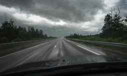 La dépression Kirk qui balayera la France mercredi va entraîner des "pluies intenses" de la Vendée à la Champagne-Ardenne et des vents forts sur les Pyrénées, alerte Météo France, qui a placé 30 départements en vigilance orange dans son dernier bulletin