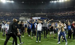 Des supporters lyonnais du Virage Sud envahissent la pelouse pour échapper à des jets de projectiles de supporters turcs, le 13 avril 2017 au Parc OL