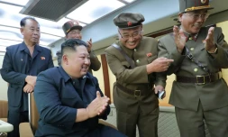 Le dirigeant Kim Jong Un supervisant l'essai d'une nouvelle arme, le 16 août 2019 en Corée du Nord (AFP PHOTO/KCNA VIA KNS)