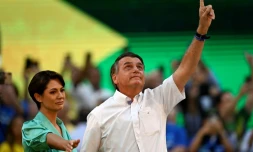 Le président d'extrême droite brésilien Jair Bolsonaro et son épouse Michelle lors d'un meeting à Rio, le 24 juillet 2022