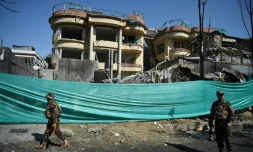 Des membres des forces de sécurité afghanes sur les lieux d'une attaque revendiquée par les talibans contre un immeuble abritant l'ONG américaine Counterpart, le 9 mai 2019 à Kaboul