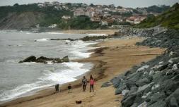 Des promeneurs sur la plage de Guethary (sud-ouest) le 12 mai 2020