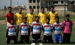 Des joueurs irakiens portent les maillots des équipes de football du Bayern Munich (en bas) et du Borussia de Dortmund (en haut), le 7 avril 2017 à Mossoul