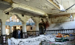 Des journalistes afghans à Hérat, le 2 août 2017, sur le site d'un attentat-suicide qui a fait 30 morts et plus de soixante blessés au coeur d'une mosquée chiite