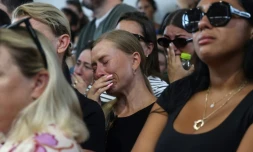 Des membres de la famille et des proches d'Alexander Lobanov, enlevé lors de l'attaque du Hamas du 7 octobre dont le corps a été retrouvé dans un tunnel de la bande de Gaza, le 1er septembre 2024 au cimetière d'Ashkelon dans le sud d'Israël
