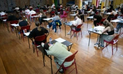 Des élèves passent l'épreuve de philosophie du baccalauréat à lycée Michel de Montaigne à Mulhouse, le 16 juin 2025 dans le Haut-Rhin