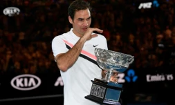 Roger Federer ému aux larmes après avoir remporté l'Open d'Australie aux dépens de Marin Cilic, le 28 janvier 2018 à Melbourne
